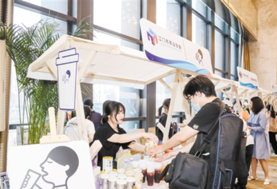 2021江門市商業(yè)發(fā)展大會舉行:推動商貿(mào)行業(yè)交流合作 全面促進消費升級